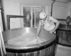 Tirage à la toile : le fromager noue les coins de la toile. © Région Bourgogne-Franche-Comté, Inventaire du patrimoine