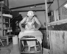 Tirage à la toile : le caillé est pressé à la main. © Région Bourgogne-Franche-Comté, Inventaire du patrimoine