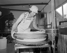 Tirage à la toile : ajustage du moule. © Région Bourgogne-Franche-Comté, Inventaire du patrimoine