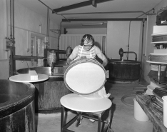 Démoulage d'un fromage : retournement. © Région Bourgogne-Franche-Comté, Inventaire du patrimoine