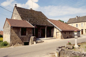 Façade antérieure (vue éloignée). © Région Bourgogne-Franche-Comté, Inventaire du patrimoine