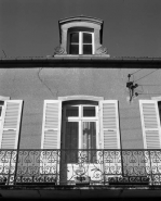 Détail du premier étage avec balcon en ferronnerie. © Région Bourgogne-Franche-Comté, Inventaire du patrimoine