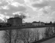 Vue du séchoir à houblon et de l'usine à gaz depuis la rive droite de la Saône. © Région Bourgogne-Franche-Comté, Inventaire du patrimoine