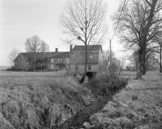 Vue d'ensemble depuis l'ouest. © Région Bourgogne-Franche-Comté, Inventaire du patrimoine