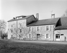 Façade antérieure de trois quarts droite. © Région Bourgogne-Franche-Comté, Inventaire du patrimoine