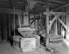 Meules avec leur potence. © Région Bourgogne-Franche-Comté, Inventaire du patrimoine