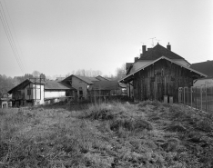 Vue d'ensemble depuis l'ouest.De gauche à droite : transformateur, atelier de fabrication, logement et remise à automobile. Au premier plan, aire des produits manufacturés. © Région Bourgogne-Franche-Comté, Inventaire du patrimoine