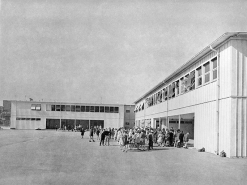 Exemple de construction au début des années 1960 : école (non localisée). © Région Bourgogne-Franche-Comté, Inventaire du patrimoine