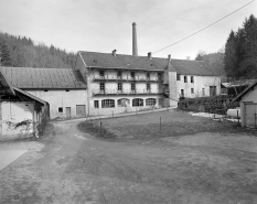 Façades antérieures de l'usine. Au second plan de gauche à droite : parties agricoles, atelier de fabrication et logement, remise à automobile. © Région Bourgogne-Franche-Comté, Inventaire du patrimoine