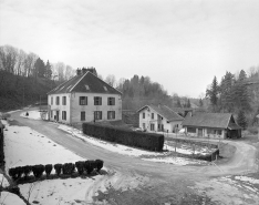 Vue depuis le sud-est.De gauche à droite : logement patronal, logement et entrepôt industriel. © Région Bourgogne-Franche-Comté, Inventaire du patrimoine