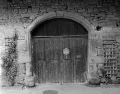 Porte de grange, place du Chêne. © Région Bourgogne-Franche-Comté, Inventaire du patrimoine