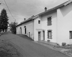 Façade sur la rue vue de trois quarts. © Région Bourgogne-Franche-Comté, Inventaire du patrimoine