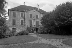 Façade principale de la demeure depuis le jardin d'agrément. © Région Bourgogne-Franche-Comté, Inventaire du patrimoine