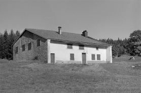 Façade antérieure et face sud-ouest. © Région Bourgogne-Franche-Comté, Inventaire du patrimoine