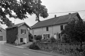 Vue des façades antérieures de la ferme et de la buanderie. © Région Bourgogne-Franche-Comté, Inventaire du patrimoine