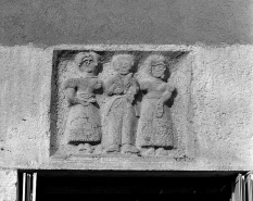 Linteau décoré d'un bas-relief. © Région Bourgogne-Franche-Comté, Inventaire du patrimoine