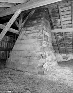 La cheminée en bois dans les combles. © Région Bourgogne-Franche-Comté, Inventaire du patrimoine