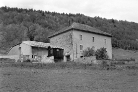 Face sud-ouest et façade postérieure. © Région Bourgogne-Franche-Comté, Inventaire du patrimoine