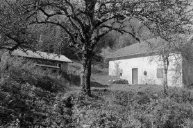 Façade antérieure de la ferme, la fontaine et le fournil. © Région Bourgogne-Franche-Comté, Inventaire du patrimoine