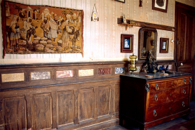 Bureau : échantillons de marbre intégrés dans le lambris d'appui. © Région Bourgogne-Franche-Comté, Inventaire du patrimoine