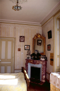 Chambre à coucher ouest : intérieur et cheminée. Modèle n° 54, en brocatelle violette. © Région Bourgogne-Franche-Comté, Inventaire du patrimoine