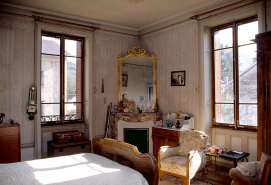 Chambre à coucher sud : intérieur et cheminée. Modèle n° 54, en escalettes. © Région Bourgogne-Franche-Comté, Inventaire du patrimoine