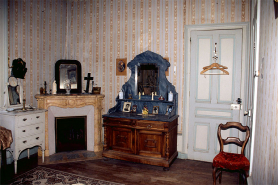 Chambre à coucher est : intérieur et cheminée. Modèle n° 47, en jaune Lamartine. © Région Bourgogne-Franche-Comté, Inventaire du patrimoine