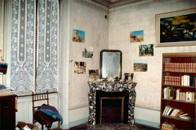 Chambre à coucher nord : intérieur et cheminée. Modèle n° 53 (n° 188 Millerant), en brèche orientale. © Région Bourgogne-Franche-Comté, Inventaire du patrimoine