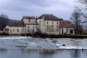 Vue d'ensemble depuis le nord-ouest : façades sur rivière. © Région Bourgogne-Franche-Comté, Inventaire du patrimoine