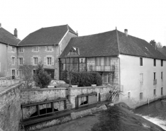 Prises d'eau de l'ancien moulin et atelier de fabrication depuis le pont. © Région Bourgogne-Franche-Comté, Inventaire du patrimoine