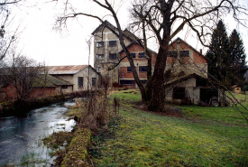 Façades postérieures depuis le canal d'amenée. © Région Bourgogne-Franche-Comté, Inventaire du patrimoine