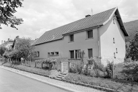 Vue de trois quarts de la façade postérieure et de la face gauche. © Région Bourgogne-Franche-Comté, Inventaire du patrimoine