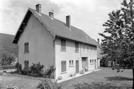 Vue de trois quarts de la façade antérieure et de la face gauche. © Région Bourgogne-Franche-Comté, Inventaire du patrimoine