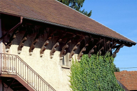 Aisseliers sculptés sur la façade orientale. © Région Bourgogne-Franche-Comté, Inventaire du patrimoine
