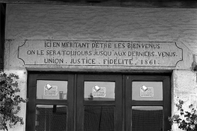 Détail du linteau de porte. © Région Bourgogne-Franche-Comté, Inventaire du patrimoine