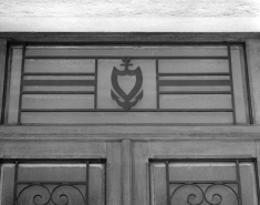 Porte d'entrée des bureaux. Détail de la ferronnerie. © Région Bourgogne-Franche-Comté, Inventaire du patrimoine