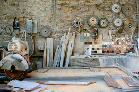 Echantillons de marbre et lames circulaires, en arrière de la débiteuse à plinthes. © Région Bourgogne-Franche-Comté, Inventaire du patrimoine