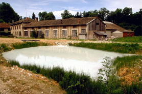 Logement patronal (H), atelier des marbriers et bassin de décantation. © Région Bourgogne-Franche-Comté, Inventaire du patrimoine