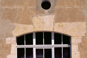 Façade ouest de l'atelier (27) : détail d'une fenêtre. © Région Bourgogne-Franche-Comté, Inventaire du patrimoine