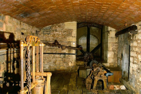 Plancher supérieur du puits à Muire. La roue hydraulique, visible au fond, actionnait une pompe située au fond du puits. © Région Bourgogne-Franche-Comté, Inventaire du patrimoine