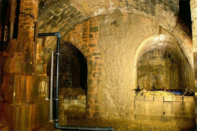 Mur nord du puits à Muire. La niche de gauche, comblée, donnait accès à une source salée. © Région Bourgogne-Franche-Comté, Inventaire du patrimoine