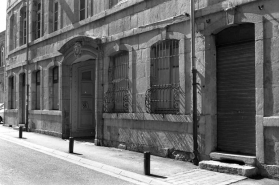 Hôtel et immeuble : rez de chaussée de la façade antérieure du logis principal, vue de trois quarts droit. © Région Bourgogne-Franche-Comté, Inventaire du patrimoine