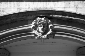 Hôtel et immeuble : détail de la sculpture du portail d'entrée. © Région Bourgogne-Franche-Comté, Inventaire du patrimoine