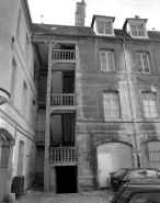 Hôtel et immeuble : détail de l'escalier droit sur cour et d'une partie du logis secondaire. © Région Bourgogne-Franche-Comté, Inventaire du patrimoine