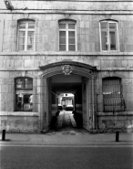 Hôtel et immeuble : façade antérieure du logis principal, détail du portail d'entrée. © Région Bourgogne-Franche-Comté, Inventaire du patrimoine