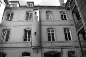 Hôtel et immeuble : façade postérieure du logis principal : détail des étages. © Région Bourgogne-Franche-Comté, Inventaire du patrimoine