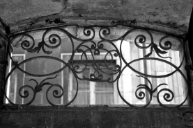 Immeuble : détail de la ferronnerie de l'imposte de la porte d'entrée. © Région Bourgogne-Franche-Comté, Inventaire du patrimoine