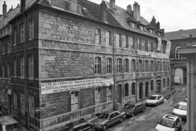 Hôtel et immeuble : logis secondaire donnant place Pâris : vue de l'angle gauche. © Région Bourgogne-Franche-Comté, Inventaire du patrimoine