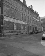 Hôtel et immeuble : logis secondaire donnant place Pâris : vue éloignée de trois quarts gauche. © Région Bourgogne-Franche-Comté, Inventaire du patrimoine