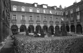 Vue d'ensemble du cloître. © Région Bourgogne-Franche-Comté, Inventaire du patrimoine